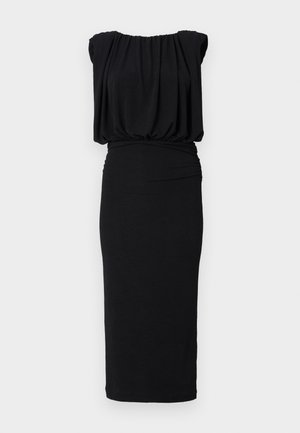 Čierne šaty s nazhŕňovanou, drapovanou hornou časťou, úzkym pásom a rovnou sukňou. Vyrobené z jemnej ribštovej látky s hladkým povrchom.