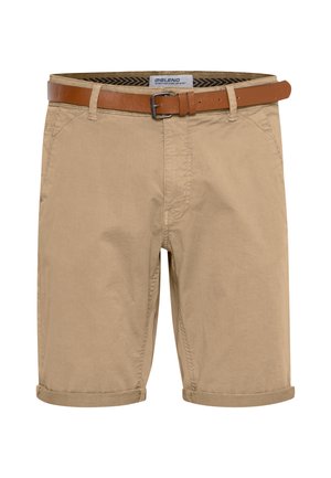 Short beige arrivant aux genoux, avec des ourlets retroussés, présenté avec une ceinture en cuir marron à boucle métallique.