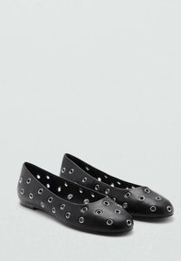 Schwarze Ballerinas aus Leder mit mehreren runden Ausschnitten und silbernen Ösen. Niedriges Profil mit einer abgerundeten Zehenform.