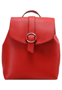 Zaino in pelle rossa con un cappuccio arrotondato, dettaglio metallico circolare e maniglia superiore. Superficie strutturata con una forma moderna e definita.