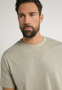 JP1880 MOTIV AUF DER BRUST,RUNDHALSAUSSCHNITT - T-Shirt basic - kieselgrau