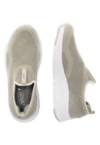 Beige idrottsskor med överdel i mesh-tyg och elastisk slip-on-design. Vit gummisula med lätt textur och grepp. Logotags på sidan.