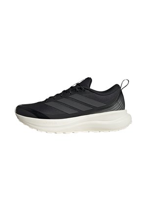 Zwarte sport sneaker met zwarte mesh bovenkant, drie donkere strepen aan de zijkant, witte gewatteerde zool en hiel trek lus.