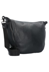 Borsa a spalla in pelle nera con finitura testurizzata, tracolla in tessuto regolabile e design minimalista caratterizzato da un sottile dettaglio del logo.