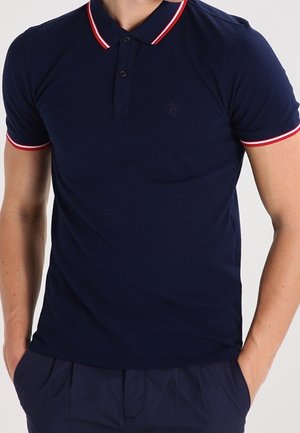 Granatowa koszulka polo z bawełny, z kontrastowym czerwonym obszyciem na kołnierzyku i rękawach, z plisą na trzy guziki i małym logo.