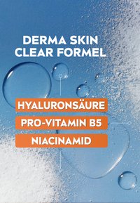 Clear blue background with large water droplets and white powder. Text highlights "DERMA SKIN CLEAR FORMEL" with key ingredients in orange boxes.
