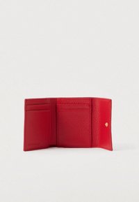 Portafoglio rosso in pelle a trifoglio aperto, con multiple tasche per carte e chiusura a bottone a pressione su uno sfondo chiaro e semplice.