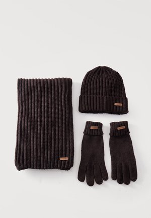 Donkerbruin gebreide winterset met geribde sjaal, muts en handschoenen, elk met een klein bruin rechthoekig label.