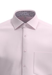 Camicia rosa chiaro con colletto strutturato, tessuto texture, cinque bottoni e colletto interno con motivo floreale. Presenta una tasca sul petto.