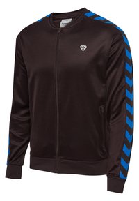 Sort zip-up jakke med blå chevron-striber på ærmerne, lavet af glat stof. Har sidelommer og et lille logo på brystet.