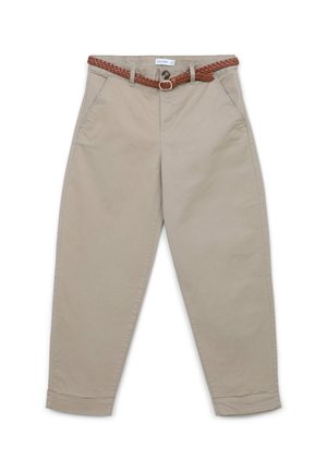 Pantaloni di cotone beige con vestibilità rilassata, dotati di una cintura intrecciata marrone e due tasche frontali. Le estremità sono arrotolate alla caviglia.