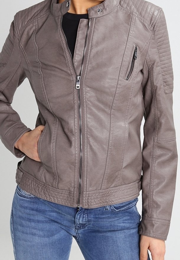 Chaqueta de imitación de cuero gris con cuello alzado, cierre frontal con cremalleras y detalles acolchados en los hombros. Cuenta con un bolsillo frontal y dobladillo redondeado.