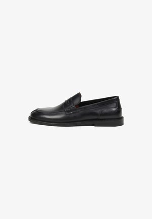 Schwarzer Slip-On-Loafer aus Leder mit niedrigem Absatz, abgerundetem quadratischem Zehenbereich und dekorativem Riemen über dem Obermaterial, seitlich auf weißem Hintergrund abgebildet.