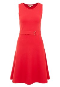 Punainen ilman hihoja mekko, jossa on liehuva helma, tiukka vyötärö ja yhteensopiva vyö, jossa on kultainen pyöreä solki. Sileä, joustava kangas.