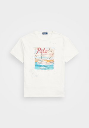 Wit T-shirt met korte mouwen met een kleurrijke afbeelding van een vissersboot, meeuwen en de tekst "Polo Fishing Tours Daily Charters East Hampton."
