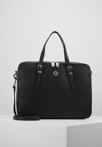 Bolso de mano de cuero negro con una superficie texturizada, herrajes plateados, dobles asas en la parte superior y una correa para el hombro desmontable. Presenta un detalle del logo.