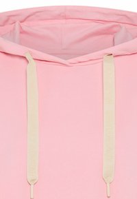 Lichtroze hoodie met een trekkoord waarop de tekst "MADE FOR DAILY ADVENTURES" staat, gemaakt van zachte stof en met een klassiek capuchonontwerp.