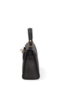 Borsa a mano in pelle nera con finitura testurizzata, caratterizzata da un manico corto, dettagli in hardware dorato e un design strutturato. Vista laterale.