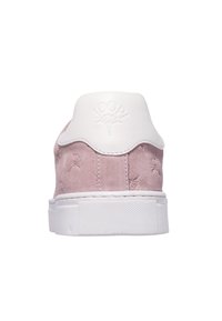 Růžový semišový teniska s bílým koženým panelem na patě. Má vyražené logo, kontrastní prošívání a texturovanou bílou gumovou podešev.