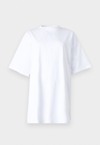 Vit bomull t-shirt med avslappnad passform, korta ärmar och rundad halsringning. Har präglad logotyp på framsidan. Slät textur.