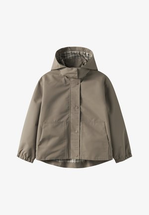 Hellbraune Regenjacke mit Kapuze, Druckknopfleiste vorne, elastischen Bündchen, zwei Fronttaschen und kariertem Innenfutter.