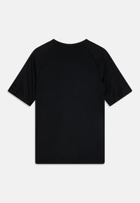 Camiseta negra de manga corta con una textura suave y un cuello redondo. Presenta mangas raglán y una parte trasera lisa sin patrones ni acentos.