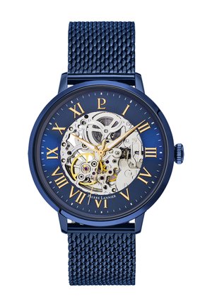 Montre en acier inoxydable bleu avec un bracelet en maille, présentant un cadran transparent qui met en valeur un mouvement mécanisé, avec des chiffres romains dorés.
