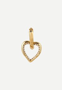 Gouden hartvormige hanger met een textuur, versierd met kleine heldere stenen langs de rand, heeft een bovenste lus voor bevestiging.