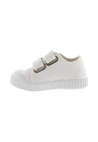 Sneaker bianco in tela con due cinturini in velcro, suola in gomma testurizzata, punta rotonda e dettagli di cucitura minimi.
