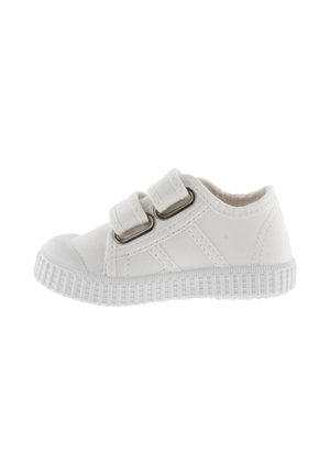 Sneaker bianco in tela con due cinturini in velcro, suola in gomma testurizzata, punta rotonda e dettagli di cucitura minimi.