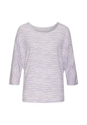 Lavendel Baumwolloberteil mit Rundhalsausschnitt und Dreiviertelärmel, das ein weißes Zebra-Streifenmuster auf dem Stoff aufweist.