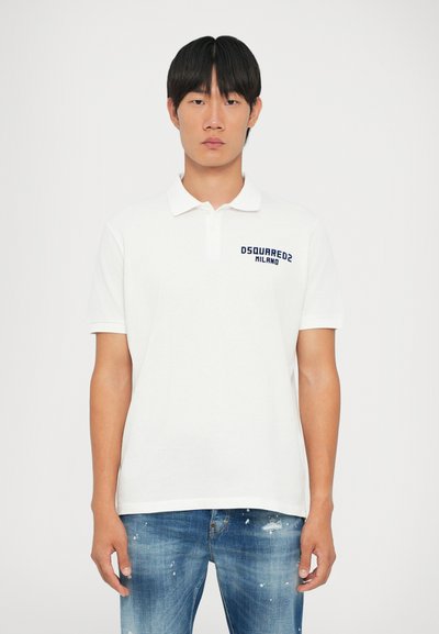 Fehér pamut póló klasszikus gallérral, rövid ujjal, és egy tengerészkék "DSQUARED2 MILANO" logóval a bal melle részén.