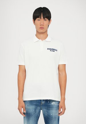 Baltos medvilnės polo marškiniai su klasikinio stiliaus apykakle, trumpomis rankovėmis ir tamsiai mėlynu logotipu „DSQUARED2 MILANO“ kairėje krūtinės pusėje.
