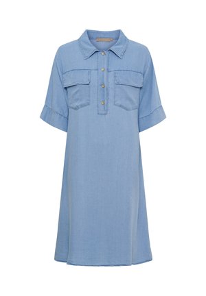 Lyseblå denim kjole med korte ærmer, skjortekrave, knaplukning og to brystlommer med klap, knælængde med løs pasform.