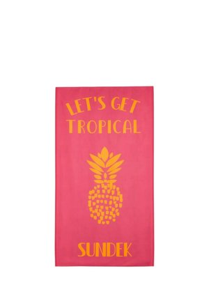 Asciugamano rosa acceso con testo giallo "LET'S GET TROPICAL,", una grafica di ananas e il nome del marchio "SUNDEK" in basso.