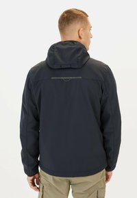 Marineblauer wasserdichter Anorak mit Kapuze, ausgestattet mit einem reflektierenden Streifen auf dem Rücken, strukturiertem Stoff und elastischen Bündchen. Lässige Passform, minimalistisches Design.