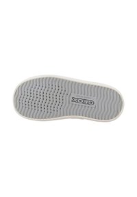 Suola in gomma grigia con un motivo a onda e piccoli fori per traspirabilità; presenta un bordo bianco e il marchio "Geox".