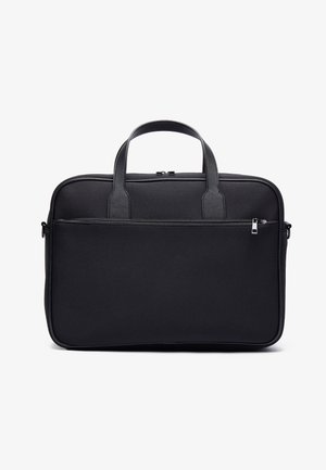Maletín rectangular negro con dos asas y un bolsillo delantero con cremallera, sobre un fondo blanco liso.