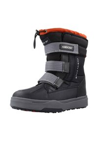 Botas de invierno negras con correas grises, interior naranja, material impermeable y una suela de goma gruesa con detalles rojos para tracción.