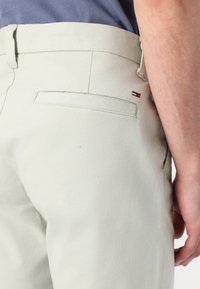 Tommy Jeans AUSTIN - Chino - misty sage