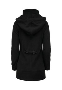 Črn plašč s kapuco in mehko teksturo, z dolgo silhueto, dvema gumboma na hrbtni strani in velikim, zloženim ovratnikom.