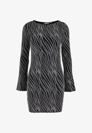 Juoda ilgaapyknešė su sidabro bangų raštu, platėjančiomis rankovėmis ir apvaliu dekolte. Audinys turi šiek tiek blizgesio.