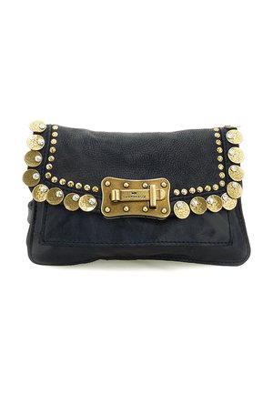 Pochette in pelle nera con borchie circolari martellate in oro e una chiusura rettangolare in oro incisa con la scritta "Campomaggi".