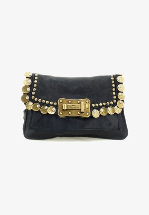 Pochette in pelle nera con borchie circolari martellate in oro e una chiusura rettangolare in oro incisa con la scritta "Campomaggi".