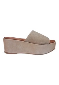 Sandalias de plataforma de ante beige con una amplia correa para los dedos en forma redondeada y un grueso talón cuña contorneado. Textura suave y diseño minimalista.