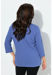 Top blu a maniche lunghe con vestibilità rilassata, caratterizzato da una scollatura arrotondata e tessuto leggero leggermente strutturato. La vista posteriore mostra una finitura liscia.