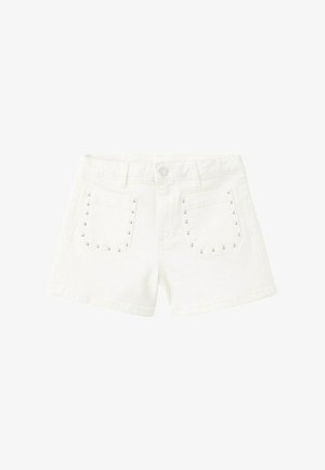 Bijele traper hlačice s prednjim džepovima obrubljenim sitnim metalnim zakovicama i kopčanjem na gumb u struku.