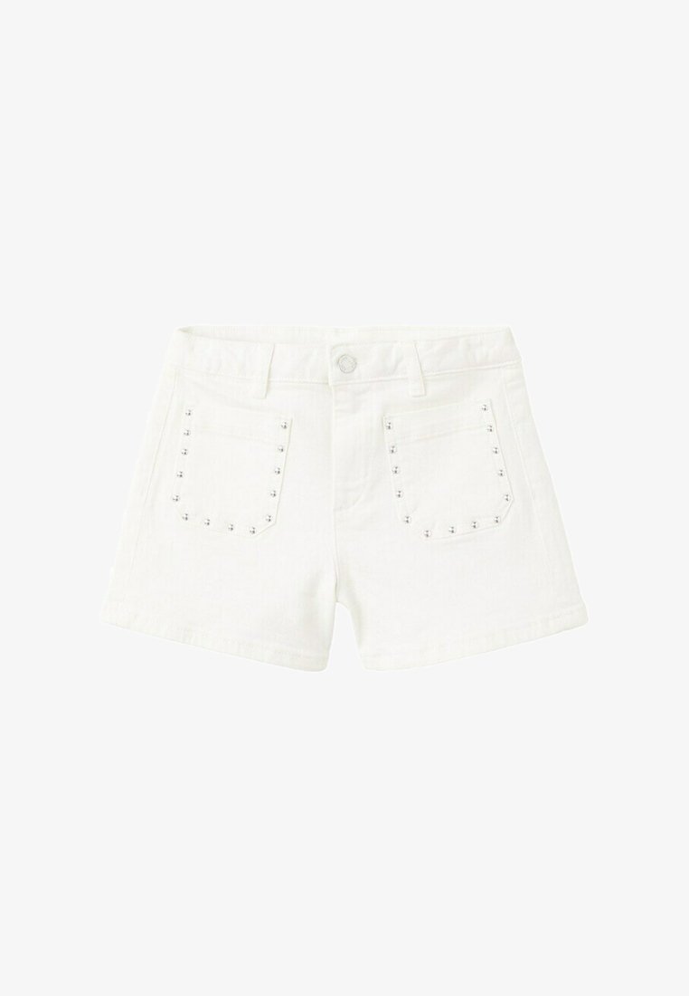 Shorts en jean blanc avec poches avant soulignées par de petits clous en métal et une fermeture par bouton à la taille.