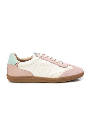 Zapatilla de perfil bajo con cuero blanco, superposiciones de ante rosa, lengüeta en verde menta y suela de goma, vista lateral.