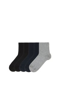 Cinque paia di calzini in nero, blu scuro e grigio. Materiale in misto cotone, lunghezza a metà polpaccio, texture liscia e bordo elastico.